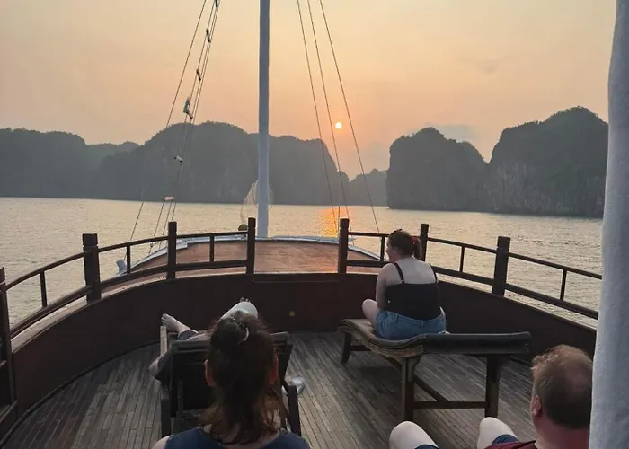 Botel Wooden Sunshine Cruise Hạ Long
