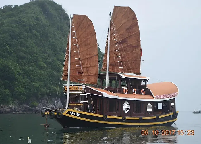 Wooden Sunshine Cruise Botel Hạ Long