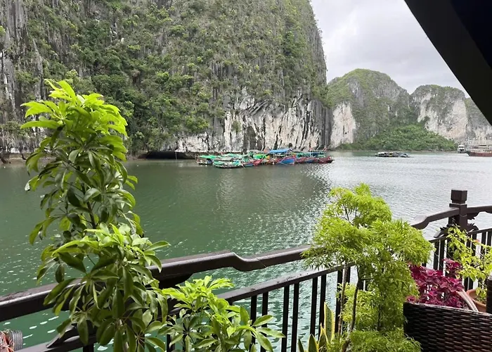 Botel Wooden Sunshine Cruise Hạ Long